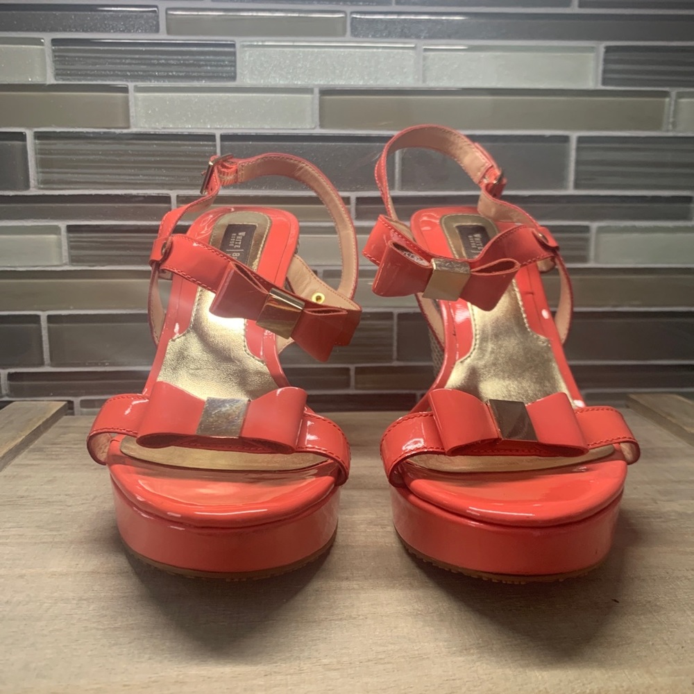 White House Black Market Peach Patent Leather Open Toe Wedge Bow Shoes in Size 6 - Picture 2 of 12